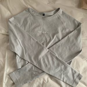 Alphalete Long Sleeve Crop Top in Silver Sky